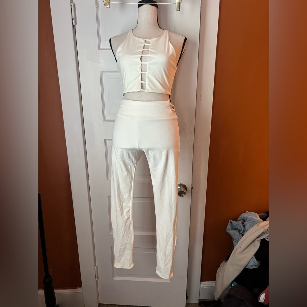Cream High-Waisted Leggings with Tailored Fit